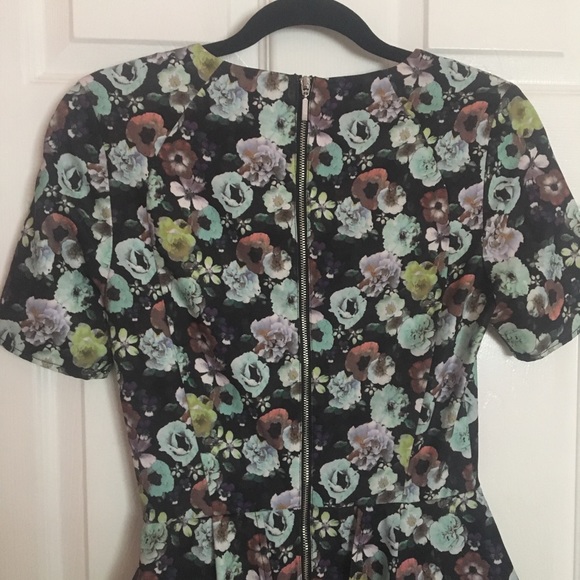 Floral form fitting dress - Picture 4 of 4